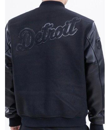 Pro Standard Detroit Pistons Varsity Jacket – Black on Black brillant des détails fins